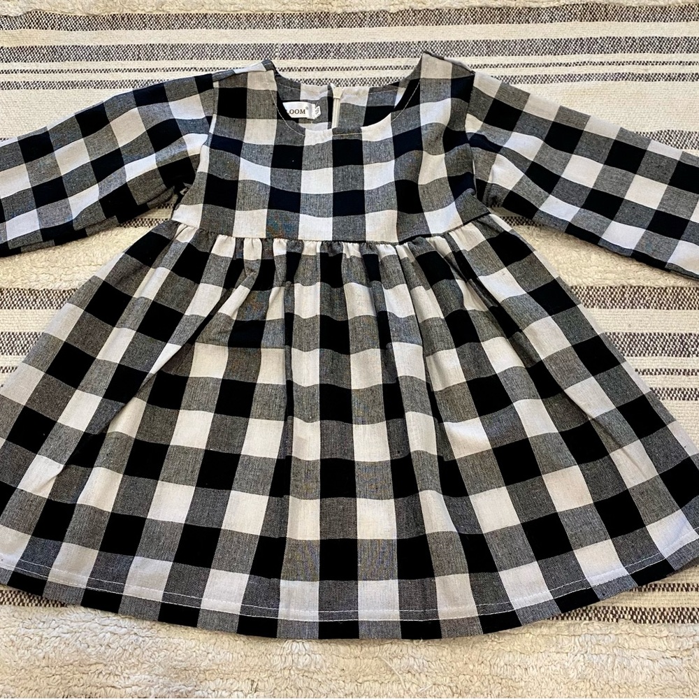 Girl’s size 100 (size 4) buffalo plaid dress.
